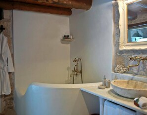 Cottage, 2 chambres, terrasse | Salle de bain | Douche, articles de toilette gratuits, serviettes fournies