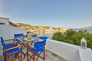 Apartamento, vista para o mar (Psathi Blue Alpha) | Opções para refeição ao ar livre