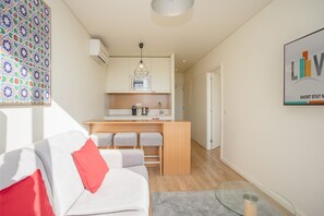 Apartment, 1 Bedroom, City View | Living area