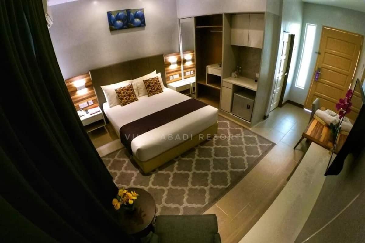 Deluxe Double Room | 1 bedroom, desk, iron/ironing board, free WiFi