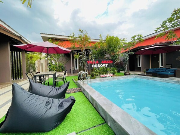 Outdoor pool - Villa Abadi Resort (Langkawi)