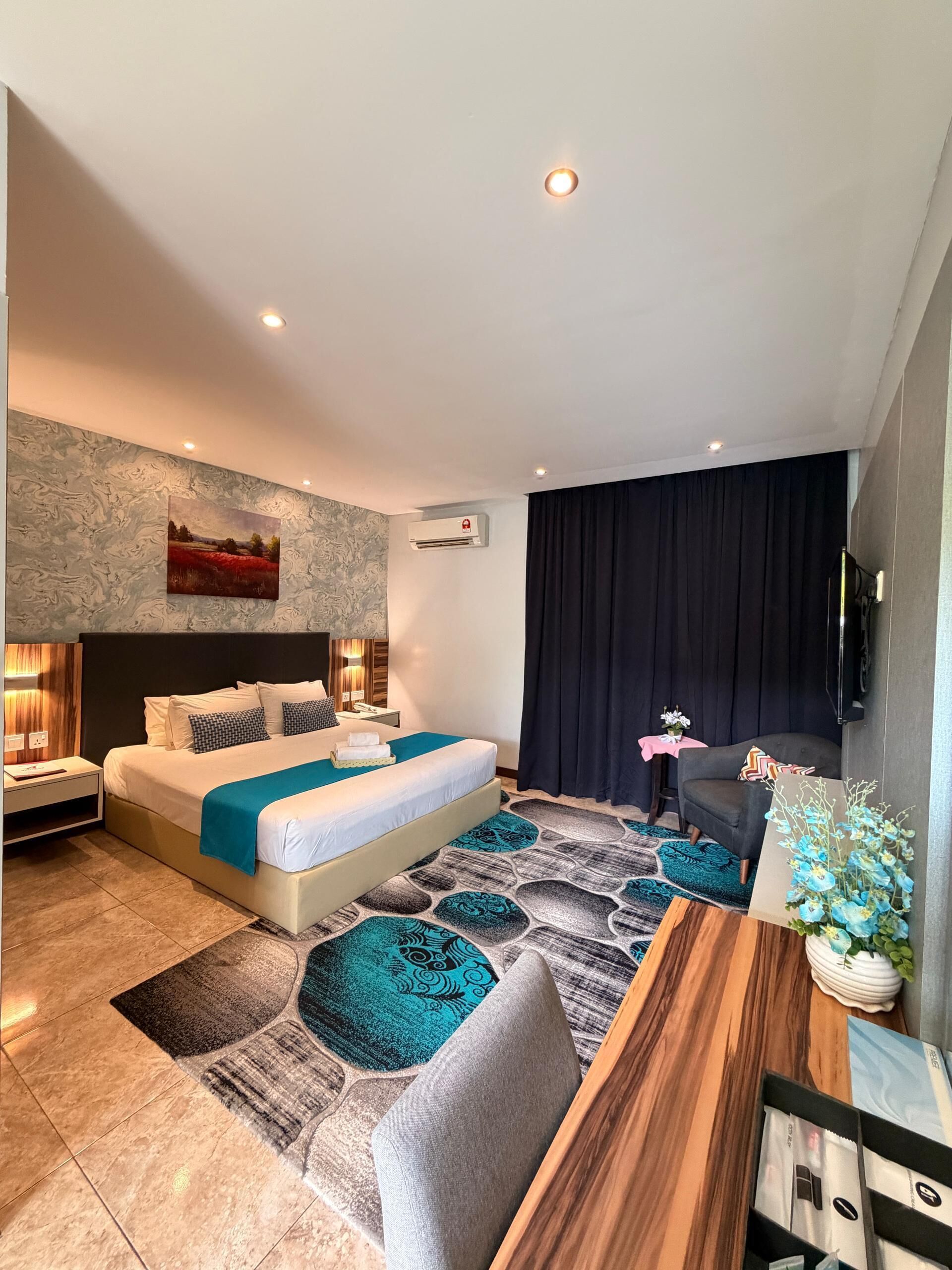 Deluxe Room, 1 King Bed | Desk, iron/ironing board, free WiFi