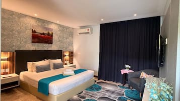 Deluxe Room, 1 King Bed | Desk, iron/ironing board, free WiFi