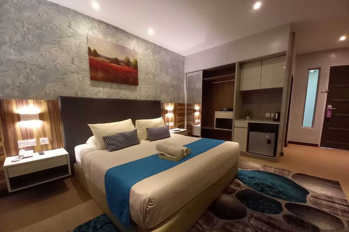 Deluxe Room, 1 King Bed | 1 bedroom, desk, iron/ironing board, free WiFi
