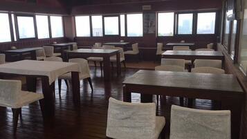 Daily buffet breakfast (CNY 58 per person)