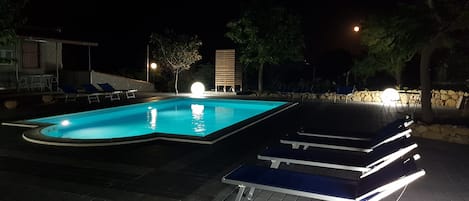 Piscine extérieure (ouverte en saison), parasols de plage