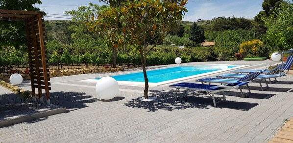 Seasonal outdoor pool, pool umbrellas, pool loungers - Bed House Floristella (Enna)