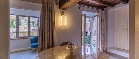 Deluxe Studio Suite | Living area