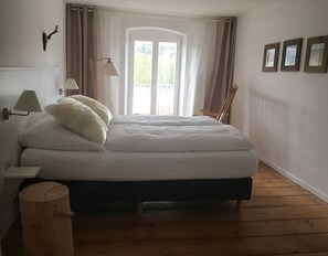 Habitación clásica con 1 cama matrimonial o 2 individuales | Ropa de cama de alta calidad, wifi gratis y ropa de cama 