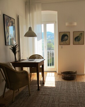 Classic Apartment, 1 Bedroom, Non Smoking, Private Bathroom | Living area