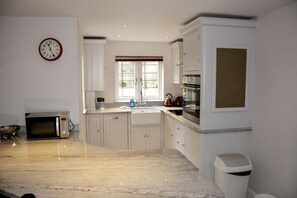 Apartamento, 1 quarto | Cozinha privada | Geladeira, micro-ondas, fogão, cooktop