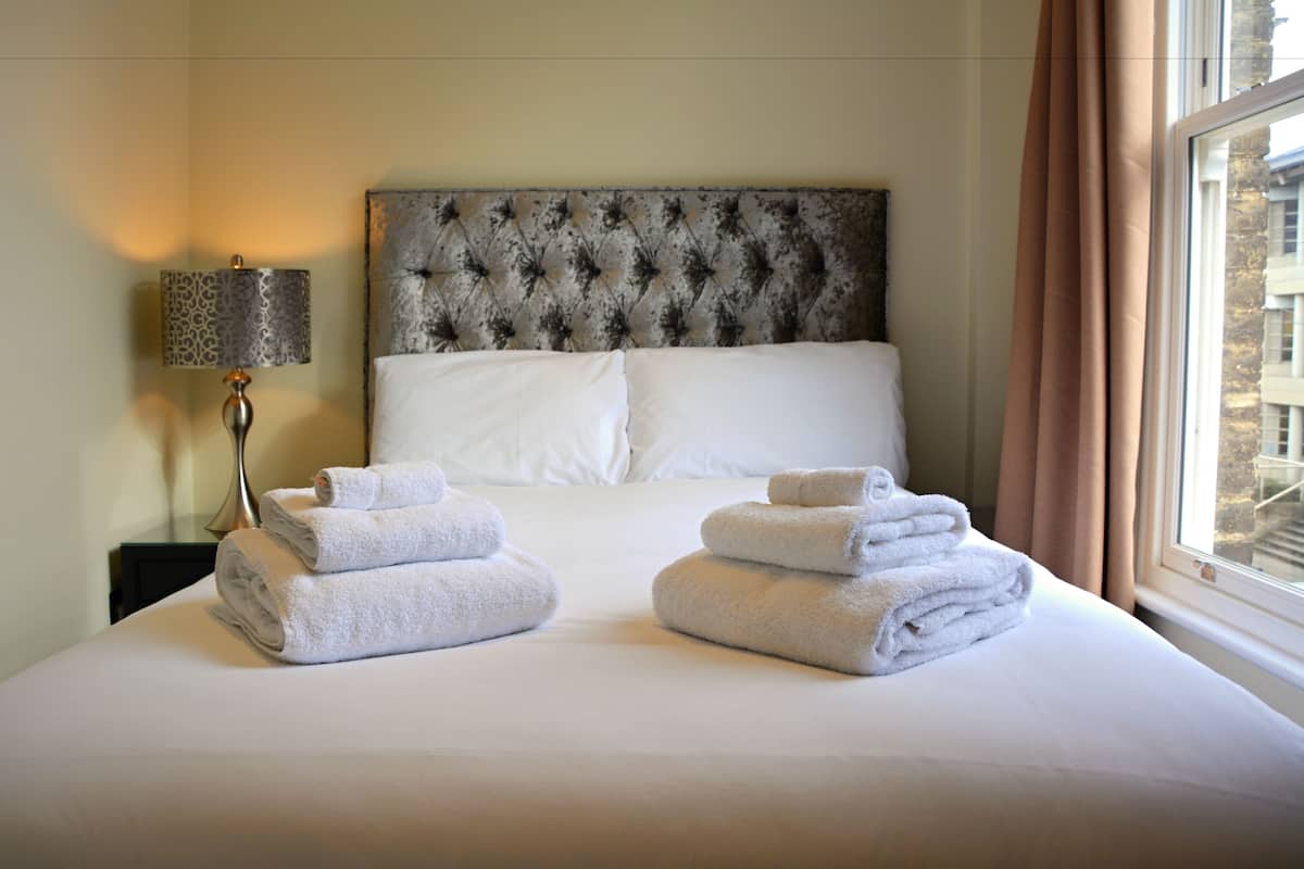 Apartamento standard, 2 quartos | Ferros/tábuas de passar roupa, Wi-Fi de cortesia, roupa de cama