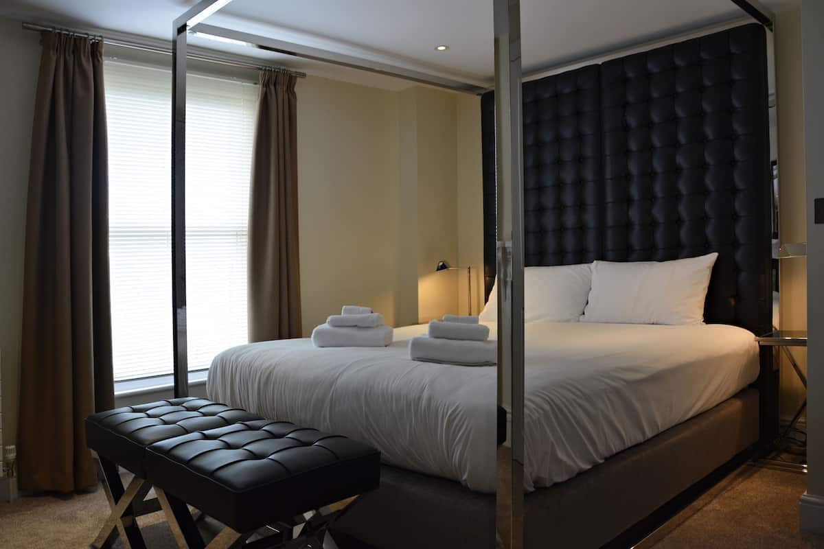 Apartamento superior, 2 quartos | Ferros/tábuas de passar roupa, Wi-Fi de cortesia, roupa de cama