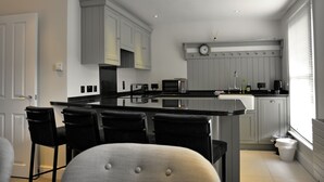Unclassified image, 5 of 52, button - Pinnacle Residences - Cambridge (Cambridge)
