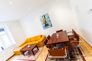 Appartement, 2 slaapkamers (with garage) | Woonkamer | Flatscreentelevisie