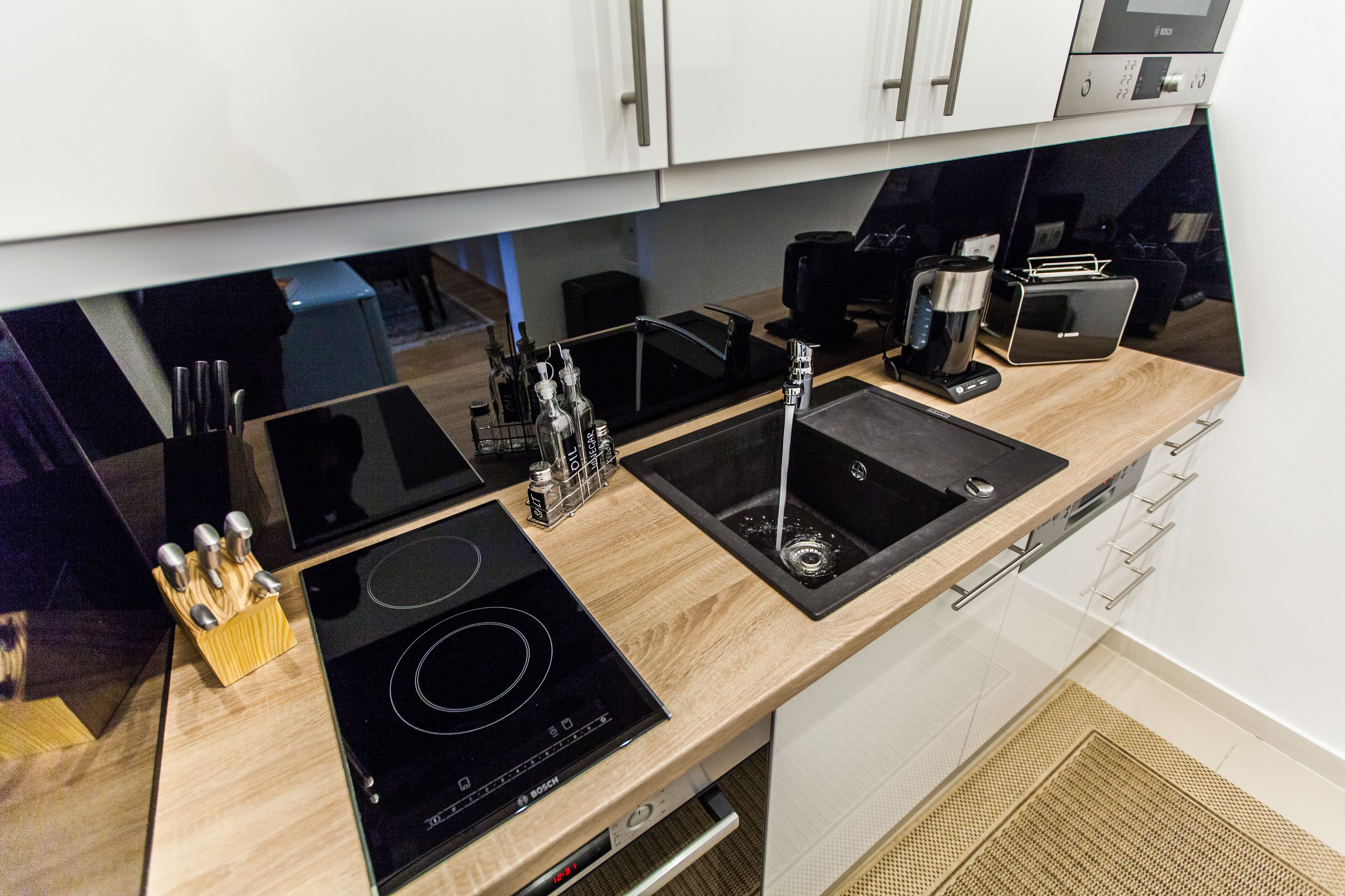 Family Apartment, 2 Bedrooms (with garage) | Private kitchen | Fridge, microwave, oven, stovetop