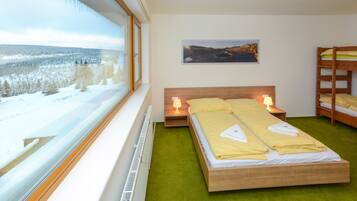 Quadruple Room | Desk, free cribs/infant beds, rollaway beds, free WiFi