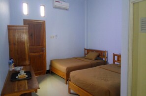 Economy Twin Room, 1 Bedroom | Premium bedding, desk, iron/ironing board, free WiFi - Kasuwari Hotel (Labuan Bajo)
