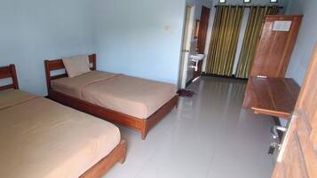 Habitación económica con 2 camas individuales, 1 habitación | Ropa de cama de alta calidad y escritorio
