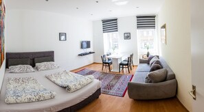 2 عدّة غرف نوم ومكواة/لوح كي وأسرّة أطفال/رضّع (مجانًا) وواي فاي مجانًا