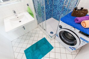 Perhehuoneisto, 2 makuuhuonetta (with garage) | Kylpyhuone | Suihku, hiustenkuivaaja, pyyhkeet