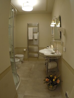 Klassieke kamer, 1 twee- of 2 eenpersoonsbedden, uitzicht op stad | Badkamer | Een douche, gratis toiletartikelen, pantoffels, handdoeken