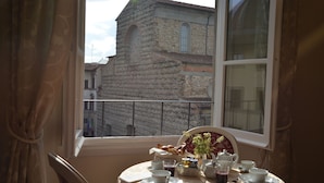 A table set for breakfast with a view of a historic building. - Palazzo della Stufa - Residenza d'Epoca (Florence)