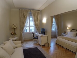 Habitación clásica con 1 cama doble o 2 individuales, vistas a la ciudad | Minibar, caja fuerte, escritorio y sistema de insonorización