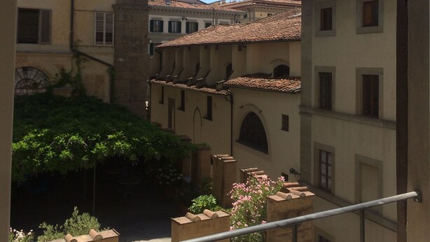 A courtyard with buildings, a dome, and a construction crane. - Palazzo della Stufa - Residenza d'Epoca (Florence)