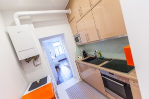 Apartment, 1 Bedroom (with garage) | Private kitchen | Fridge, microwave, oven, stovetop