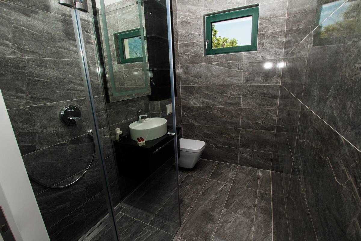 double room, balcony, partial sea view | bathroom | shower, free toiletries, hair dryer, bathrobes