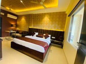 Luxury Double Room | Bathroom | Shower, free toiletries, towels