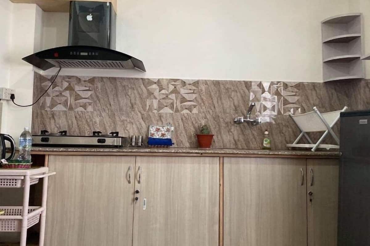 Basic Studio | Private kitchen | Dining tables