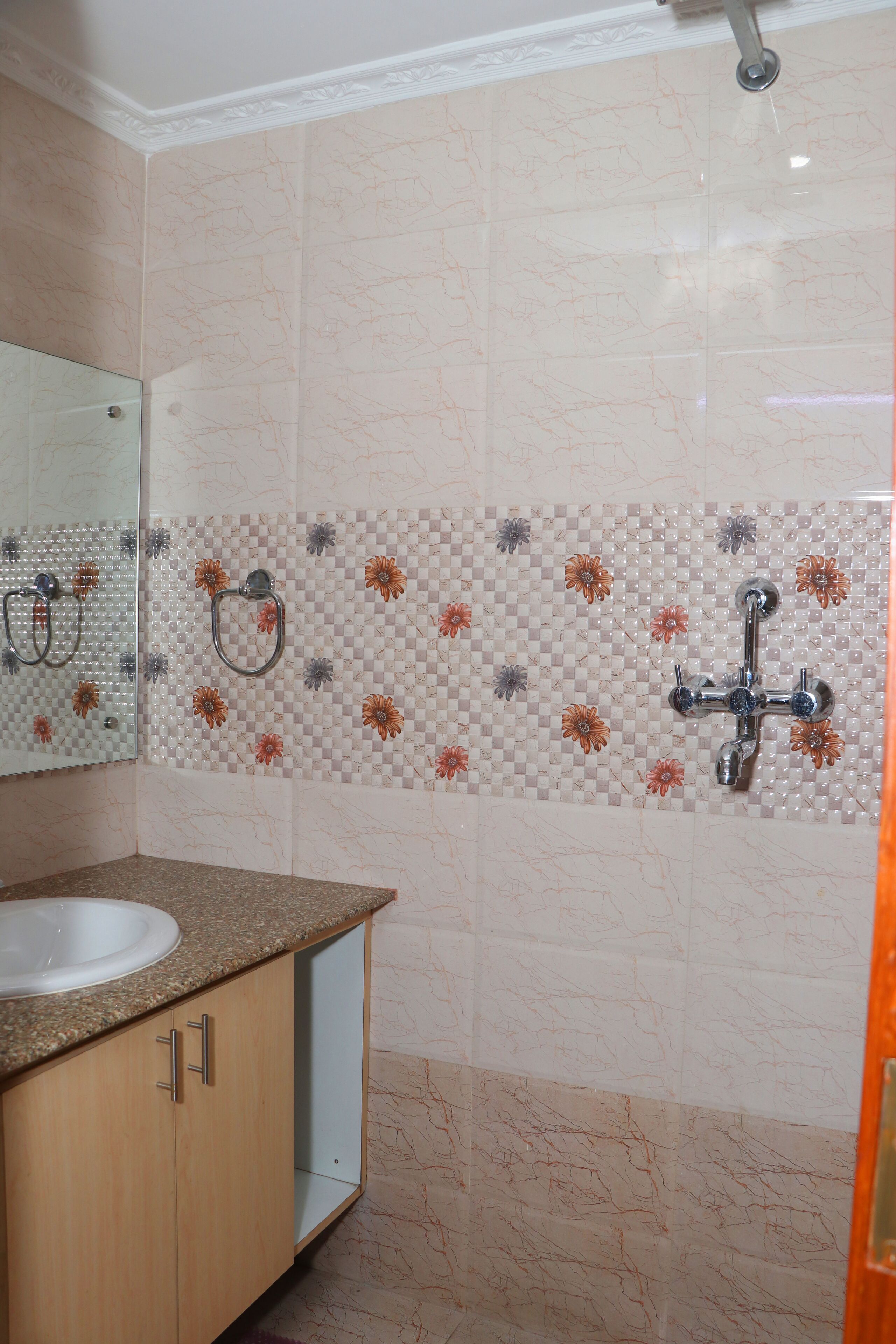 Une salle de bain avec un lavabo, un miroir et une douche.