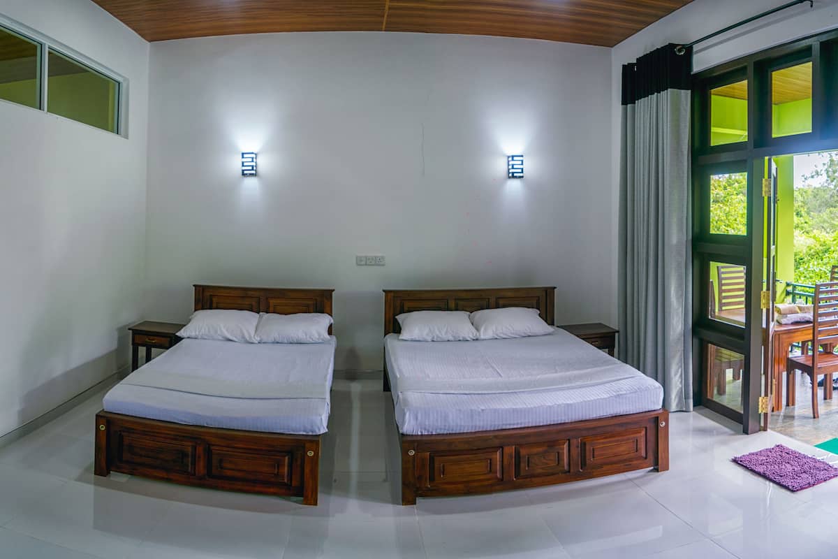 1 kamar tidur, brankas, meja kerja, dan kedap suara