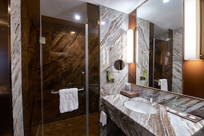 Dusche, kostenlose Toilettenartikel, Haartrockner, Hausschuhe