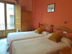 Desk, blackout curtains, soundproofing, free WiFi - Hotel San Miguel (Segovia)