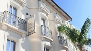 A building with balconies, a sign reading "Villa d'Isa," and a clear blue sky. - Résidence La Villa d'Elsa (Antibes)