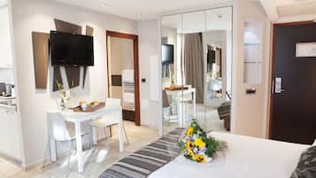 Superior-Apartment | Zimmersafe, Schreibtisch, schallisolierte Zimmer, Bügeleisen/Bügelbrett