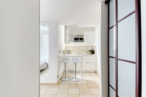 Departamento clásico | Cocina privada | Refrigerador, microondas, parrilla de estufa y cafetera y tetera