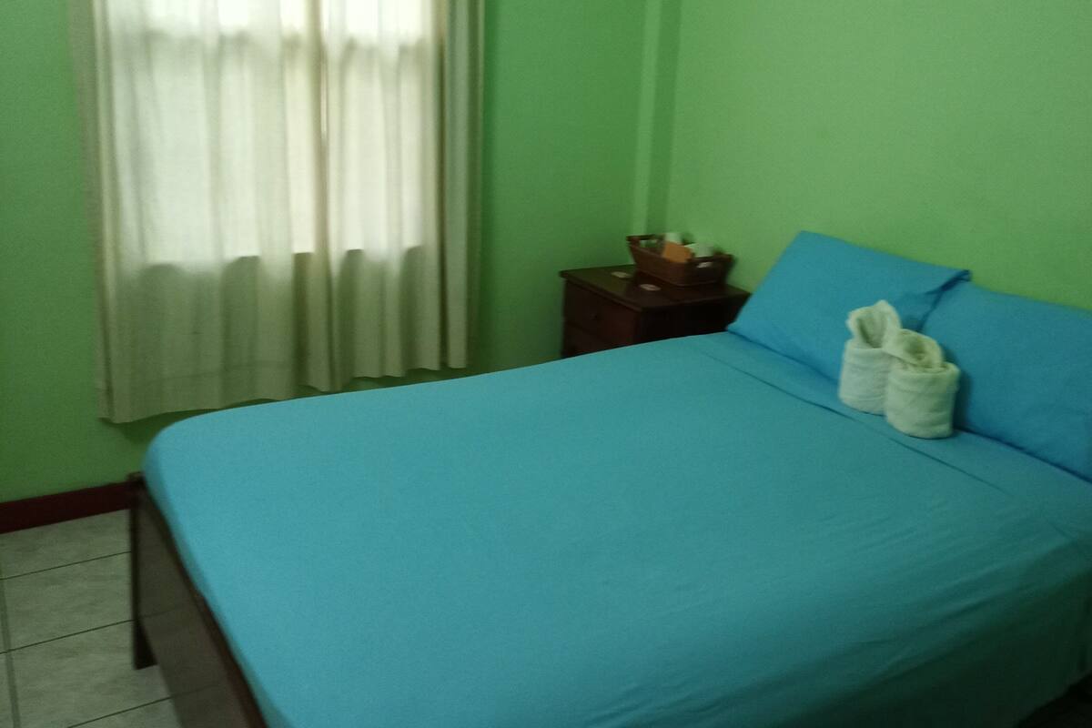 Ropa de cama de alta calidad y caja de seguridad en la habitación 