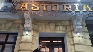 A building with a sign reading "HOTEL & RESTAURANT ASTORIA". - Astoria (Chisinau)
