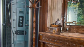 Un bagno con doccia vetrata, mobile bagno in legno con specchio e una parete decorativa.