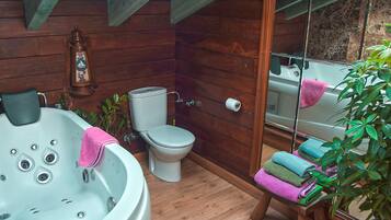 Apartment, 1 Bedroom (El Sol) | Bathroom | Combined shower/tub, hair dryer, towels