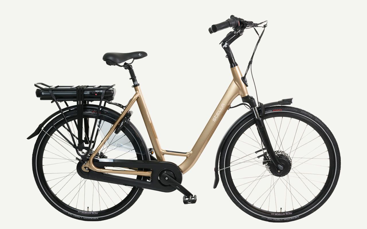 Ein Standfahrrad mit einem Aufbewahrungsfach am Hinterrad, einem schwarzen Sitz und einem goldfarbenen Rahmen.