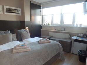 Blackout drapes, iron/ironing board, free WiFi, bed sheets - B&B de Passant (Breskens)