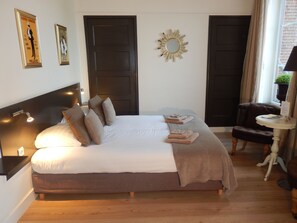 Cortinas blackout, tabla de planchar con plancha y wifi gratis 