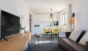 Apartment, 2 Bedrooms, Sea View, Beachfront | Living area