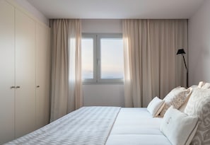 Appartement, 2 chambres, vue mer, en front de plage | 2 chambres, literie de qualité supérieure, couette en duvet d'oie