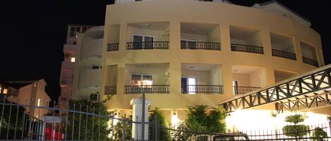 Voorkant accommodatie - avond/nacht